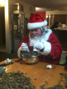 Papa Noel manicurando cogollos