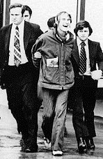 TIMOTHY LEARY DETENIDO POR LA POLICIA